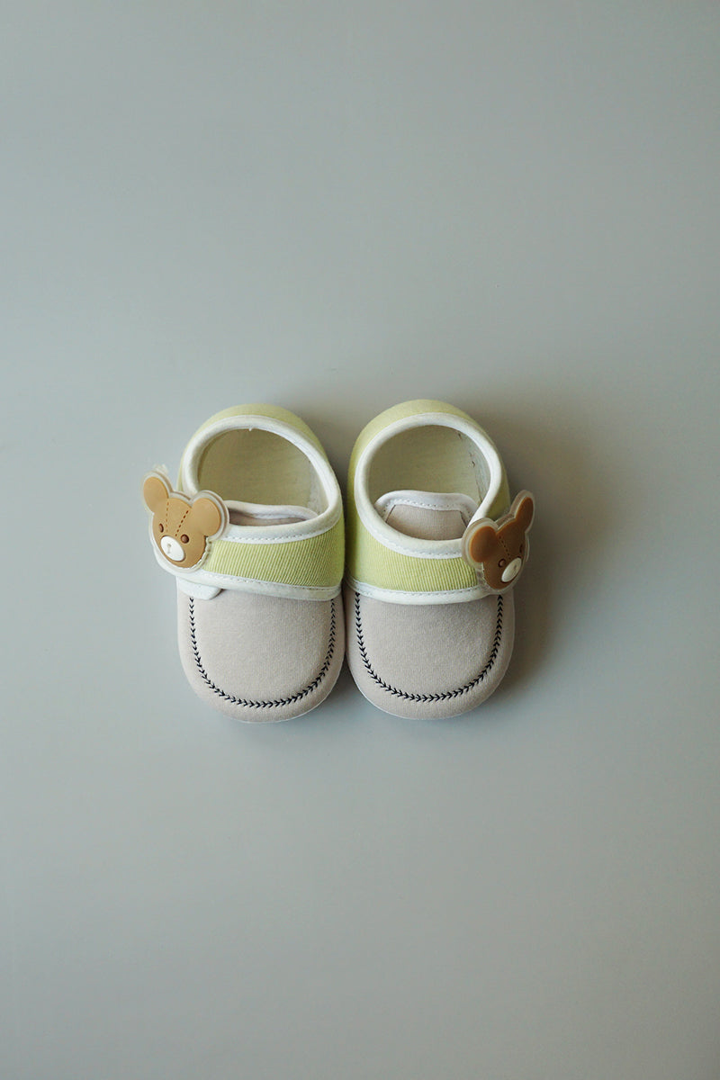 Soft Baby Shoes with Bear Face Tag (Light Grey)